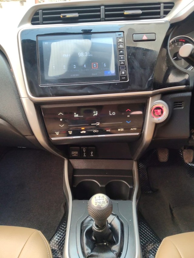 Second-hand 2021 Honda City V MT for sale in Chennai-14