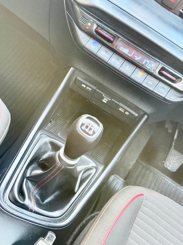 Second-hand 2021 Hyundai i20 Asta Opt BSVI for sale in Surat-12