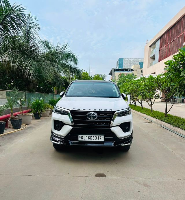 Toyota Fortuner Leader Edition 4x2 Diesel AT 2023-2025 Second-hand 2024 Toyota Fortuner Leader Edition 4x2 Diesel AT 2023-2025 for sale in Ahmedabad