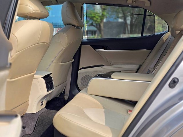 Second-hand 2023 Toyota Camry 2.5 Hybrid for sale in Mumbai-10