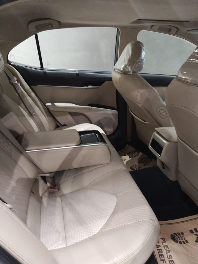 Second-hand 2021 Toyota Camry Hybrid 2.5 for sale in New Delhi-15