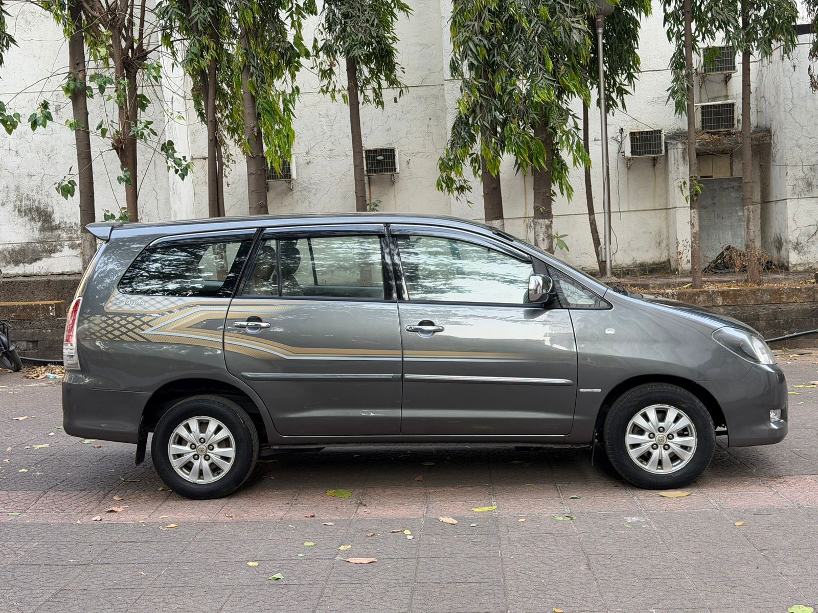 Ms Innova Buy Used Toyota Innova 2.5 E Diesel MS 7-seater of 2010 model @ 4,00 ...