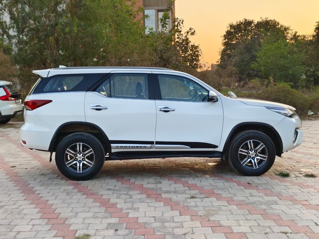 Second-hand 2017 Toyota Fortuner 2.7 2WD MT BSIV for sale in Ahmedabad-1