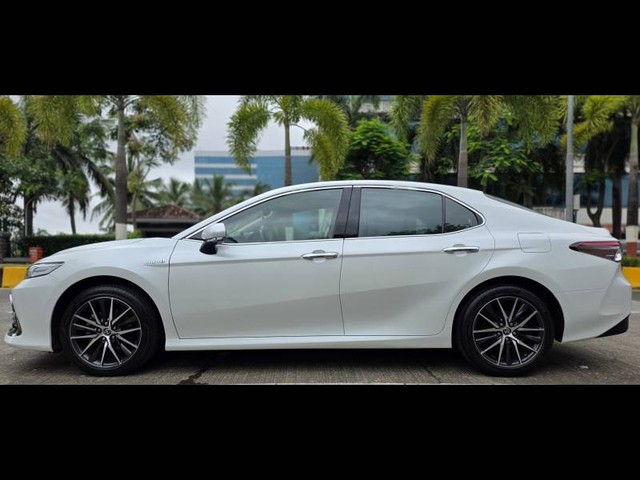 Second-hand 2022 Toyota Camry Hybrid 2.5 for sale in Mumbai-3