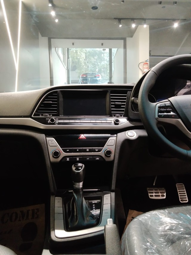 Second-hand 2018 Hyundai Elantra 2.0 SX Option AT for sale in New Delhi-14