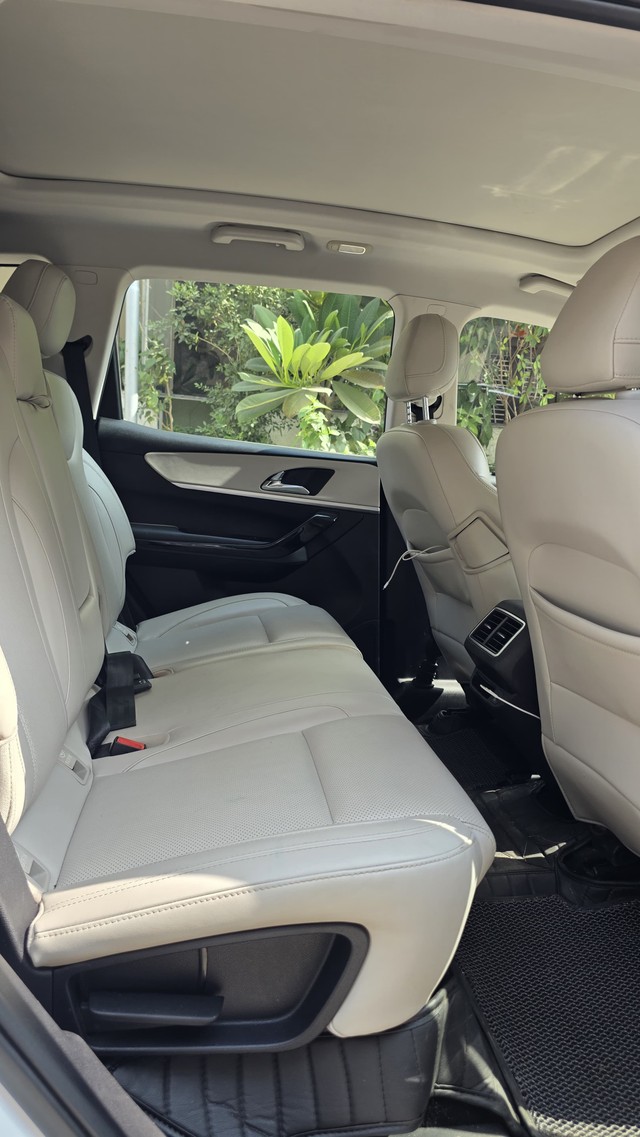 Second-hand 2022 Mahindra XUV700 AX7 AT BSVI for sale in Vadodara-11