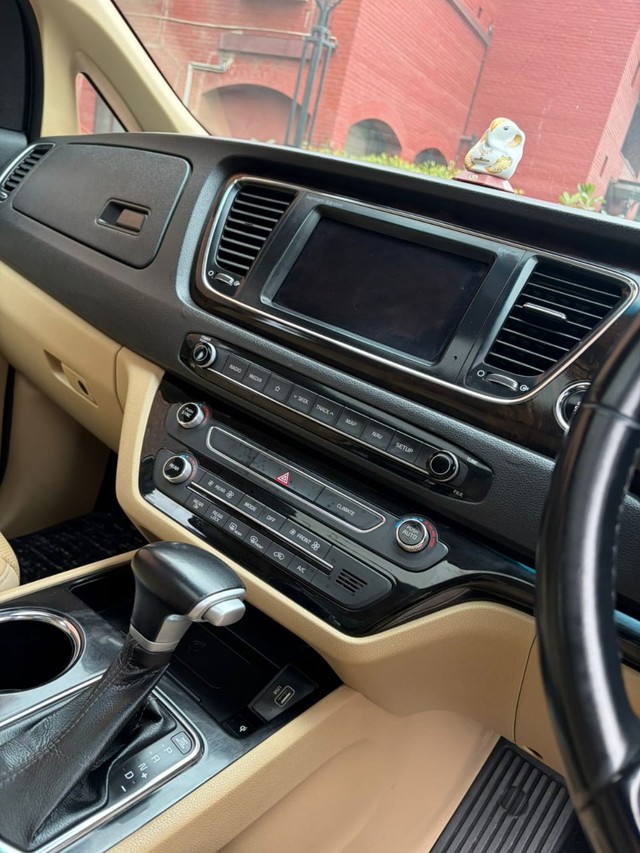 Second-hand 2023 Kia Carnival Limousine Plus for sale in New Delhi-5