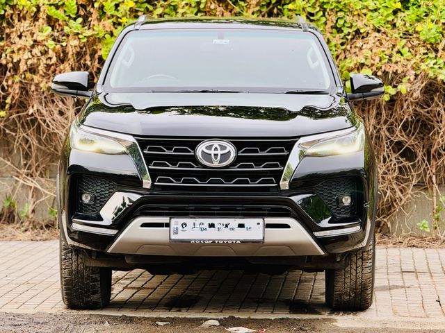 Toyota Fortuner 4x2 डीजल एटी Second-hand 2025 Toyota Fortuner 4x2 डीजल एटी for sale in Ahmedabad