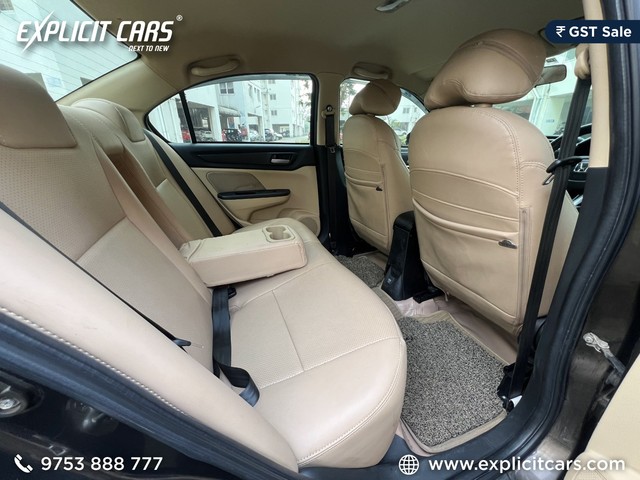 Second-hand 2023 Honda Amaze 2nd Gen VX CVT for sale in Kolkata-13