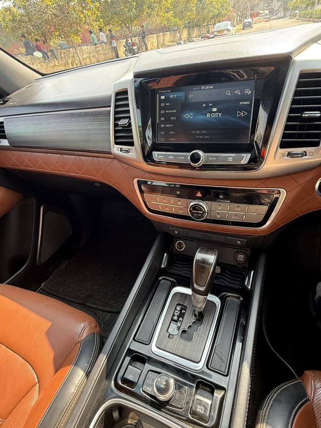 Second-hand 2020 Mahindra Alturas G4 4X4 AT for sale in New Delhi-8