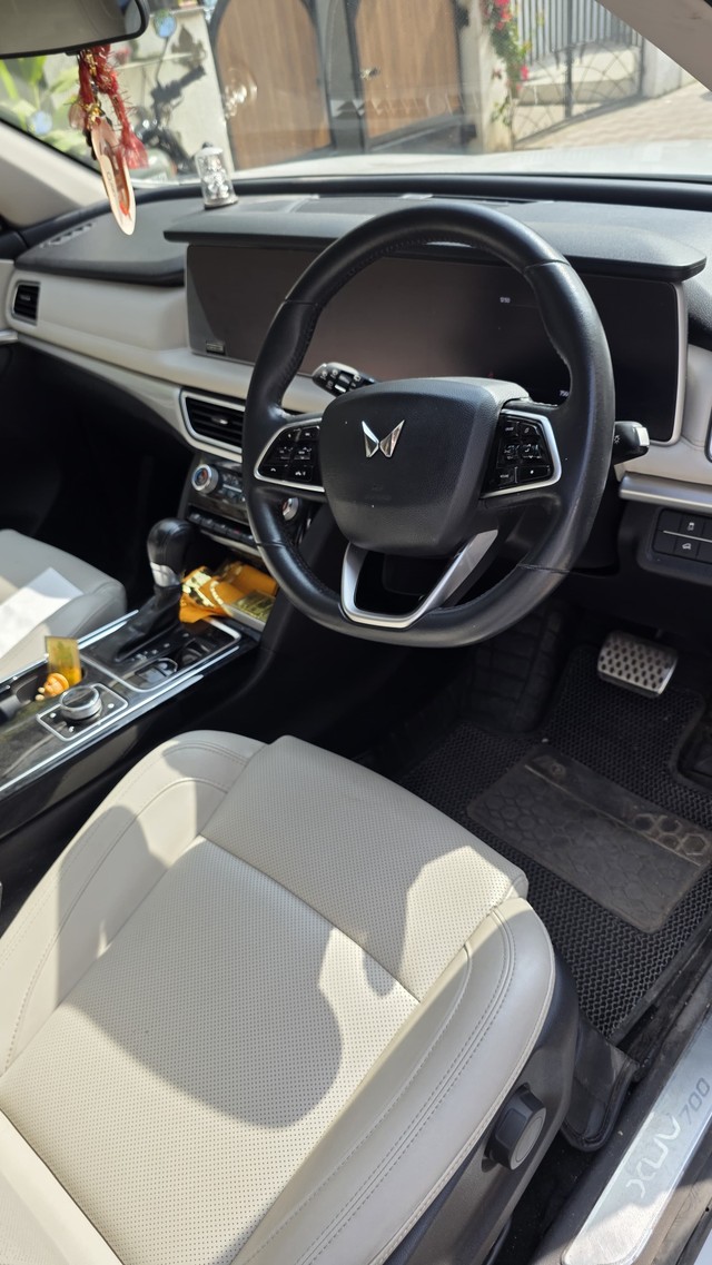 Second-hand 2022 Mahindra XUV700 AX7 AT BSVI for sale in Vadodara-8