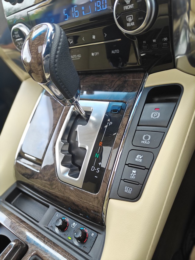 Second-hand 2020 Toyota Vellfire Executive Lounge BSVI for sale in Mumbai-24