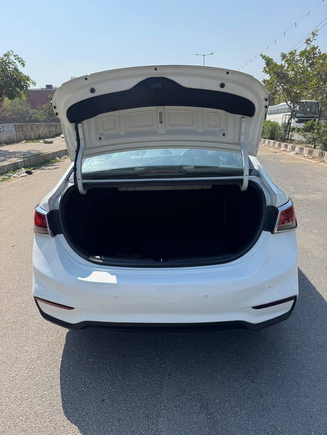 Second-hand 2019 Hyundai Verna VTVT 1.6 SX for sale in New Delhi-7