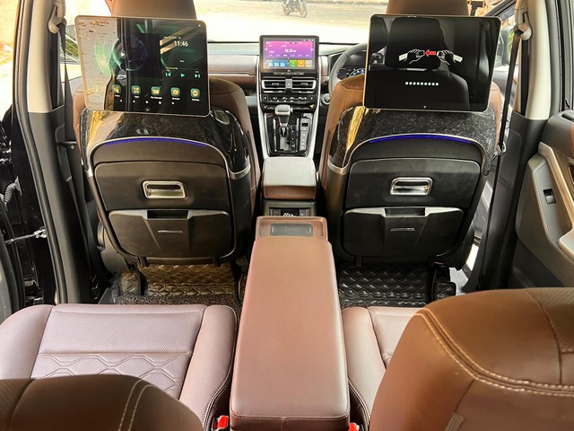 Second-hand 2025 Toyota Innova Hycross ZX(O) Hybrid for sale in New Delhi-12