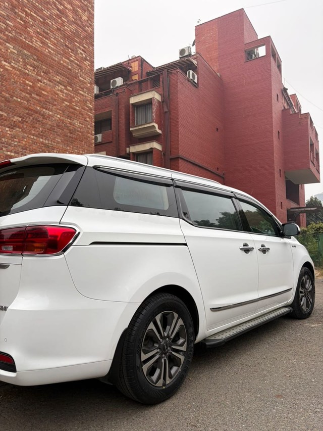 Second-hand 2023 Kia Carnival Limousine Plus for sale in New Delhi-13