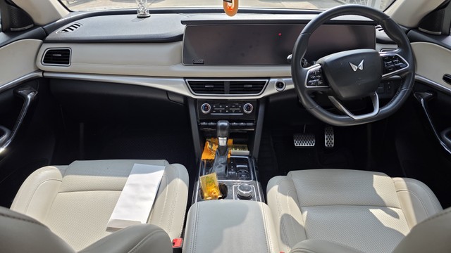 Second-hand 2022 Mahindra XUV700 AX7 AT BSVI for sale in Vadodara-7