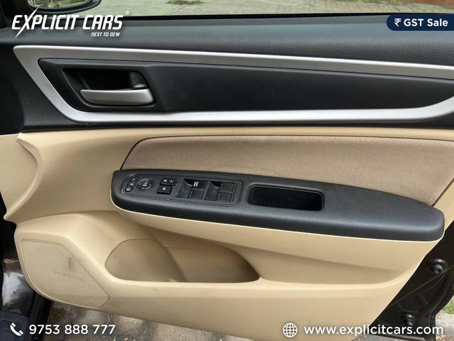 Second-hand 2023 Honda Amaze 2nd Gen VX CVT for sale in Kolkata-11