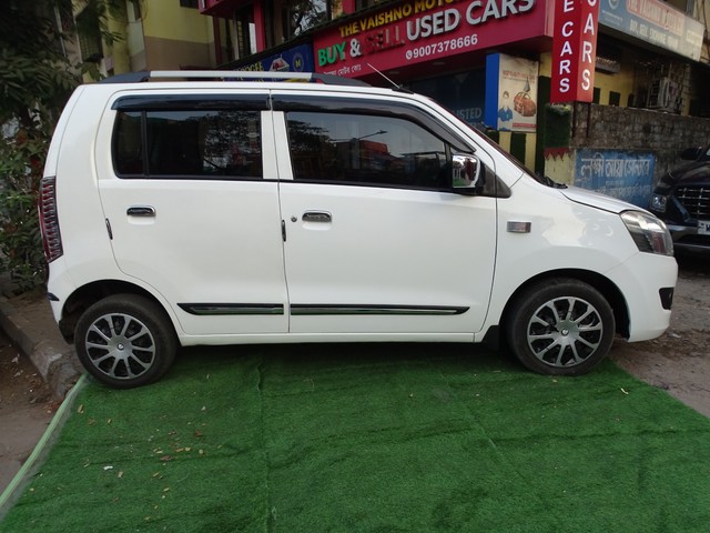 Second-hand 2017 Maruti Wagon R AMT VXI for sale in Kolkata-4