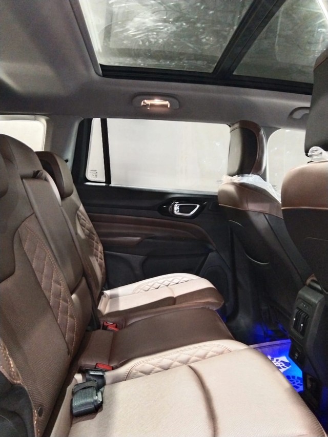 Second-hand 2023 Jeep Meridian Limited Plus AT for sale in New Delhi-5