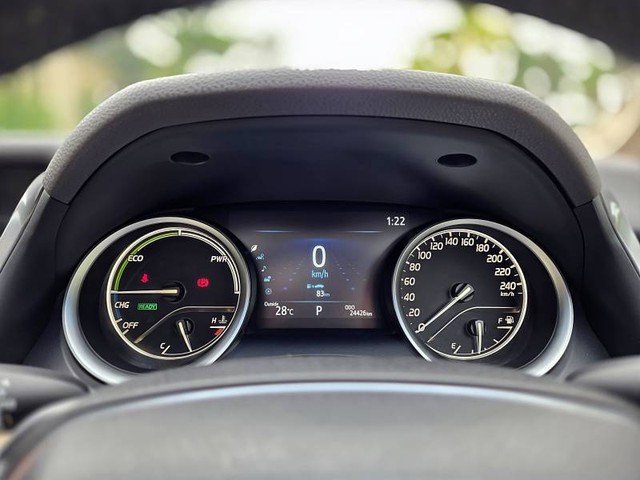 Second-hand 2022 Toyota Camry Hybrid 2.5 for sale in Mumbai-9