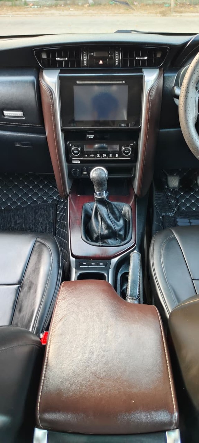 Second-hand 2017 Toyota Fortuner 2.7 2WD MT BSIV for sale in Ahmedabad-10