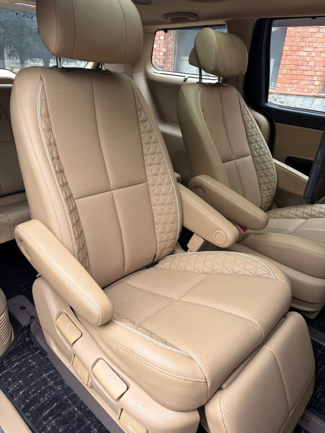 Second-hand 2023 Kia Carnival Limousine Plus for sale in New Delhi-9