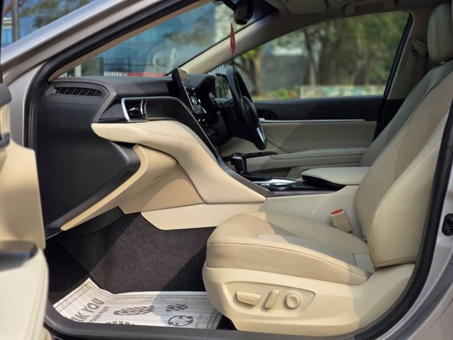 Second-hand 2023 Toyota Camry 2.5 Hybrid for sale in Mumbai-9