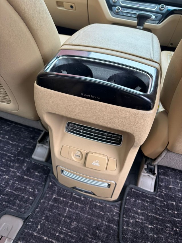 Second-hand 2023 Kia Carnival Limousine Plus for sale in New Delhi-11