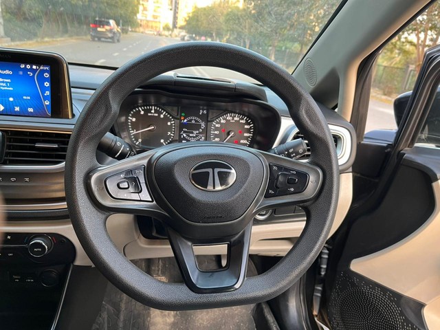 Tata Altroz XT Second-hand 2024 Tata Altroz XT for sale in Noida-9