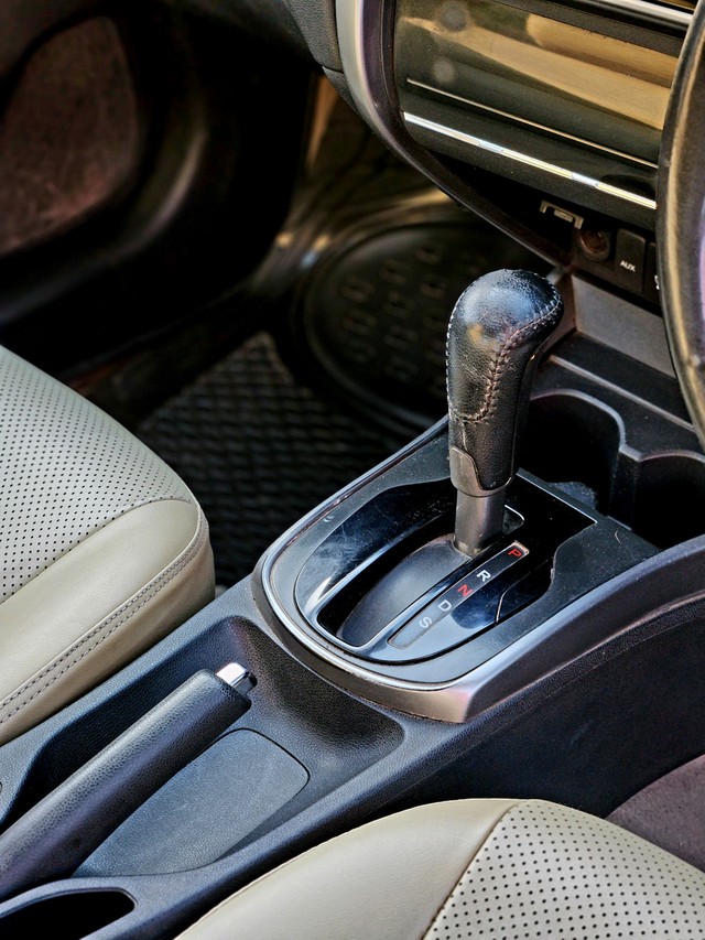 Second-hand 2015 Honda City i VTEC CVT VX for sale in New Delhi-18