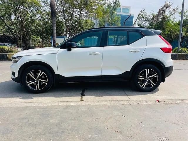 Second-hand 2020 Volvo XC40 T4 R-Design for sale in Mumbai-3