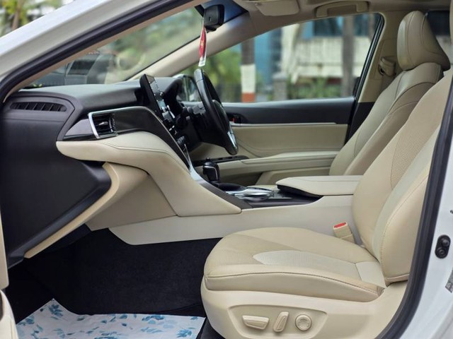 Second-hand 2022 Toyota Camry Hybrid 2.5 for sale in Mumbai-10