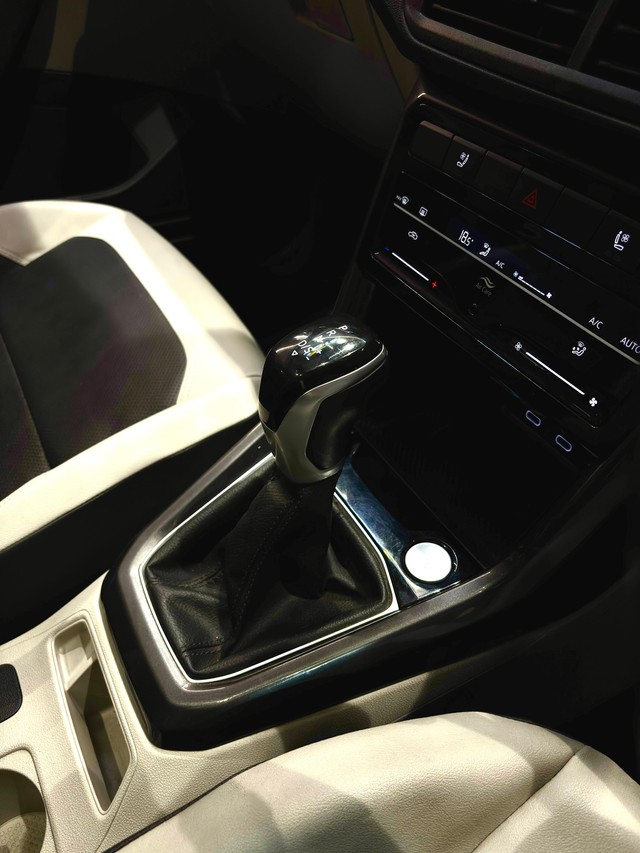 Second-hand 2022 Volkswagen Taigun 1.0 TSI Topline AT BSVI for sale in Madurai-16