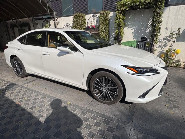 Second-hand 2025 Lexus ES 300h Luxury for sale in New Delhi