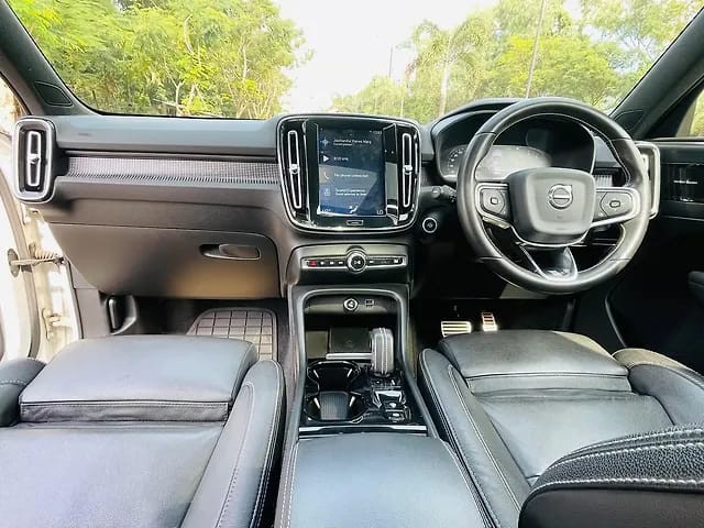 Second-hand 2020 Volvo XC40 T4 R-Design for sale in Mumbai-7