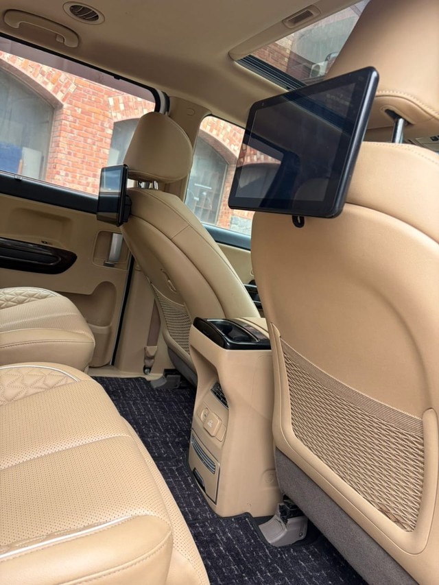 Second-hand 2023 Kia Carnival Limousine Plus for sale in New Delhi-8