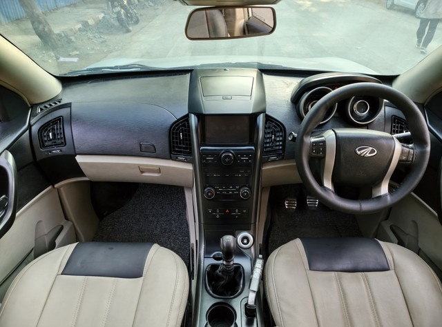 Second-hand 2015 Mahindra XUV500 R W10 FWD for sale in Mumbai-9