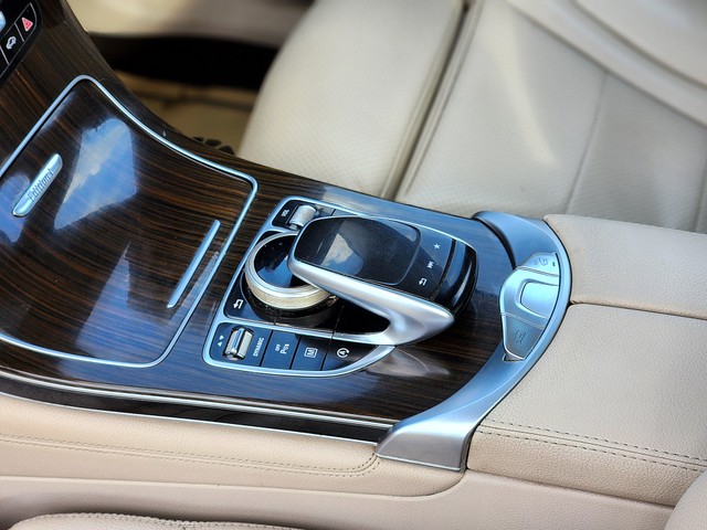 Second-hand 2016 Mercedes-Benz GLC 220d 4MATIC Sport for sale in New Delhi-24