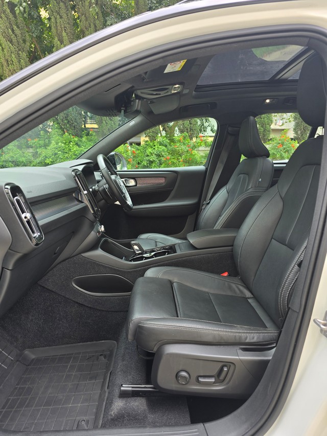 Second-hand 2020 Volvo XC40 T4 R-Design for sale in Bangalore-10