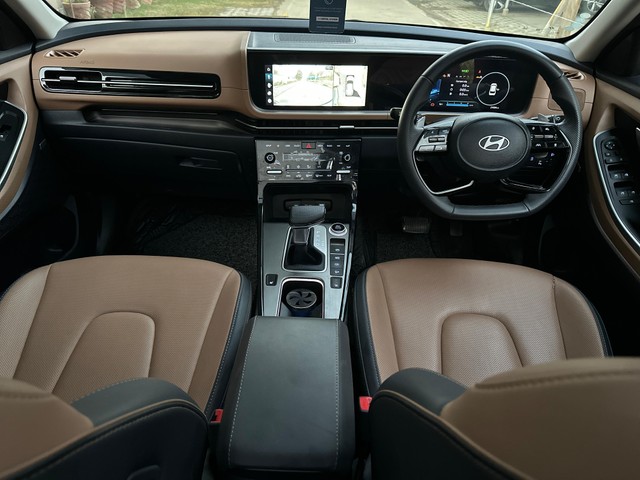 Second-hand 2025 Hyundai Alcazar Signature DCT for sale in New Delhi-4