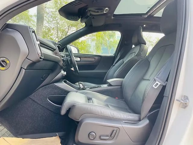 Second-hand 2020 Volvo XC40 T4 R-Design for sale in Mumbai-10