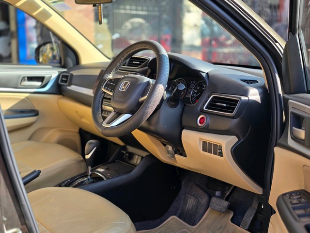 Second-hand 2023 Honda Amaze 2nd Gen VX CVT for sale in Kolkata-11