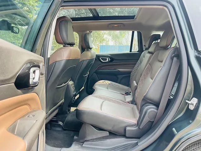 Second-hand 2024 Jeep Meridian Limited Opt 4x2 AT for sale in Mumbai-10