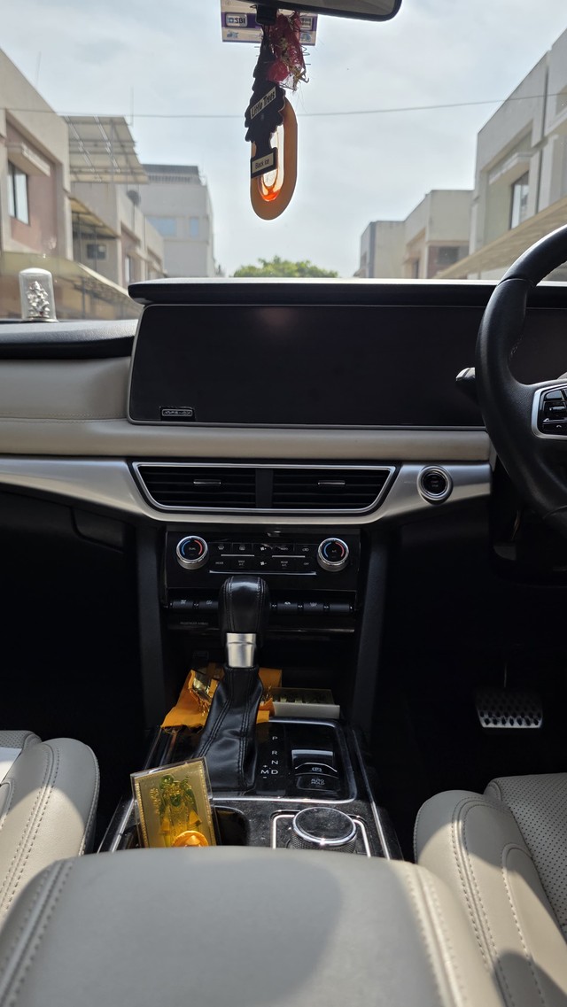 Second-hand 2022 Mahindra XUV700 AX7 AT BSVI for sale in Vadodara-3