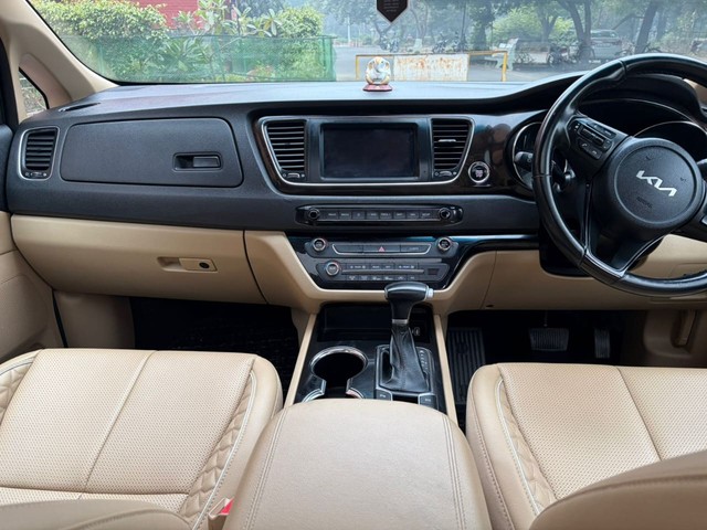 Second-hand 2023 Kia Carnival Limousine Plus for sale in New Delhi-3