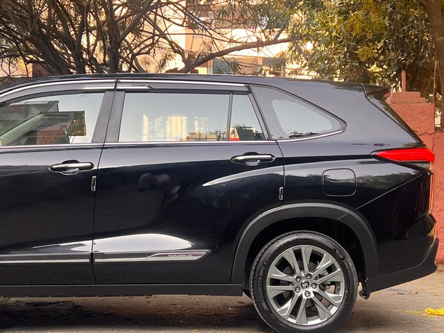 Second-hand 2025 Toyota Innova Hycross ZX(O) Hybrid for sale in New Delhi-16