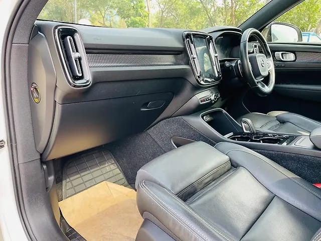 Second-hand 2020 Volvo XC40 T4 R-Design for sale in Mumbai-9