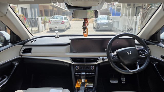 Second-hand 2022 Mahindra XUV700 AX7 AT BSVI for sale in Vadodara-10