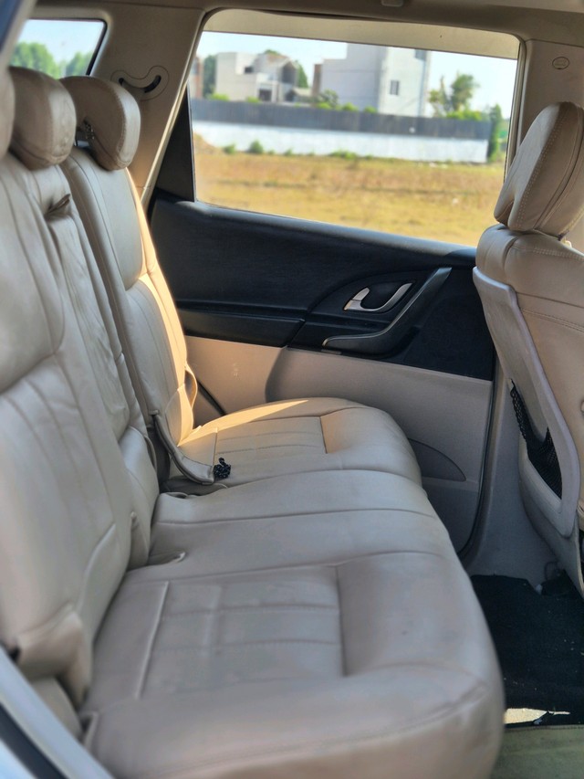 Second-hand 2016 Mahindra XUV500 R W10 FWD for sale in Vadodara-11