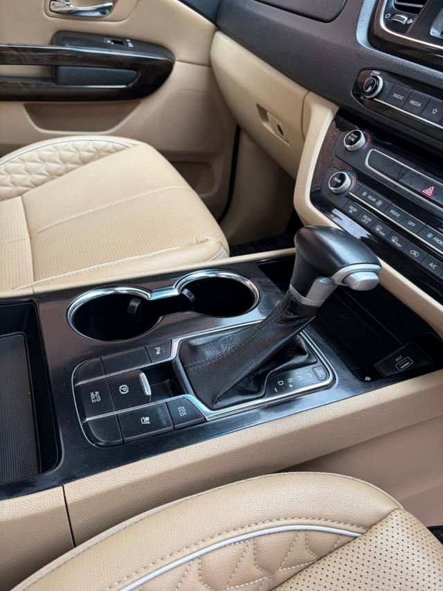 Second-hand 2023 Kia Carnival Limousine Plus for sale in New Delhi-6